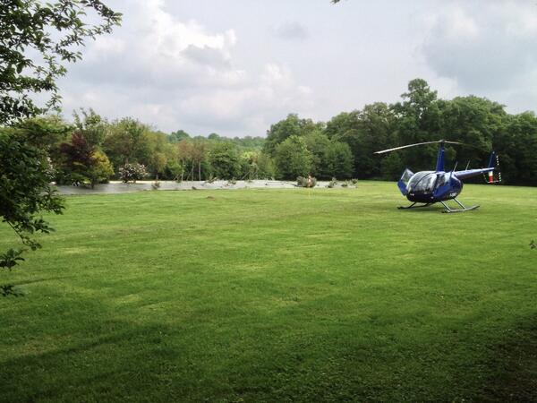 Gnagnarh's tweet photo. Tournage en cours avec un hélico, dans le jardin d'un particulier... :) http://t.co/S65CkHCRQc
