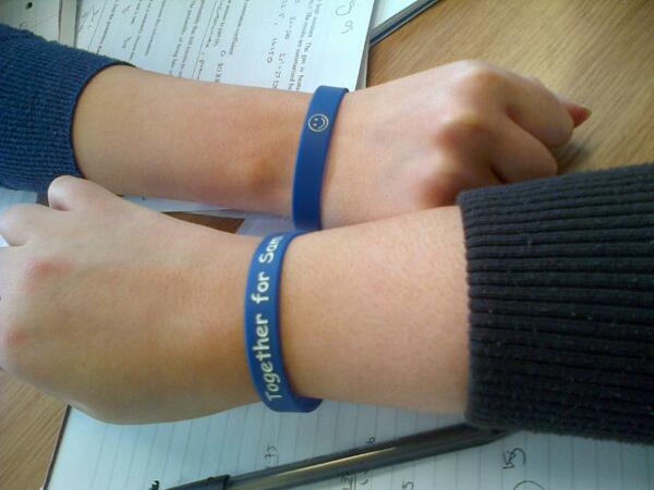 AoifeMarieKelly's tweet photo. Showing support for #togetherforsam with @TaylorMaye1:)   #support #blue #giveahelpinghand http://t.co/8gimKzRLHx