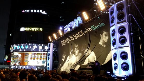 parkchance's tweet photo. 2pm 컴백!!강남 ��천데 구경하러 가볼까!RT @realognet:2PM IS BACK with Genie in 강남역 M-Stage http://t.co/giZ4fhqfTF