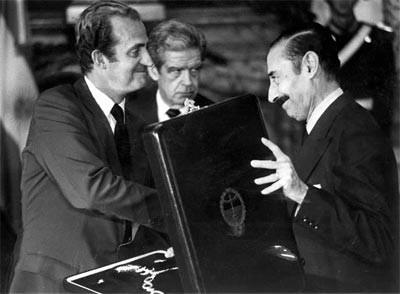 Casa__Real's tweet photo. La Casa Real muestra sus condolencias ante el fallecimiento de un amigo de la familia. Adiós Comandante Videla. http://t.co/8lFy4Xv2Og