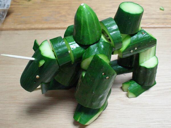 огурец на тарелке. салат стоунхендж из соленых огурцов. салат с огурцами. стоунхендж в аквариуме. салат стоунхендж из огурцов.