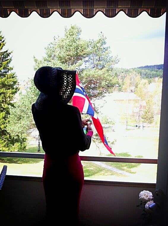 ShacklesMusic's tweet photo. Håper alle har en fantastisk #17mai feiring!❤ http://t.co/o4DbGr3gHV
