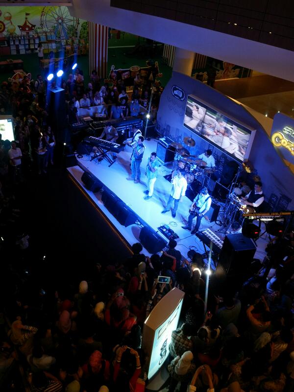 Nemenin abg galau nih <a href="/icharumbe/">Lisa Megasari</a> nonton Kahitna