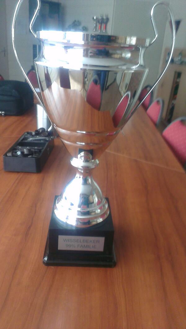Familievoetbal's tweet photo. Nieuwe 99% familiepoule cup gearriveerd bij voorwaarts.. @DeLaene http://t.co/7Csv2Db20D
