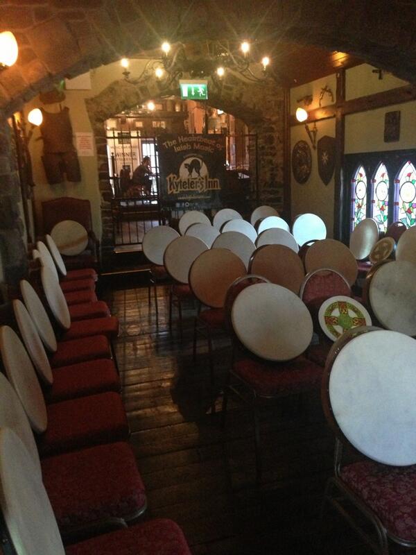 kytelers's tweet image. How many Bodhran players can you fit into @kytelers ? Only @dickie1973 able for this 
#bodhransession #funsession