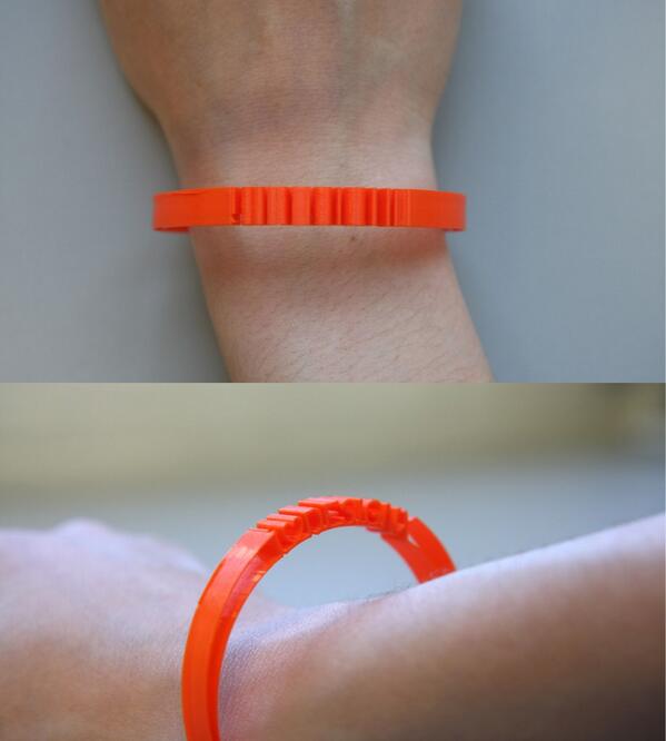 _designX's tweet photo. Come by our classroom tmrw @ICFF #2270 to get your very own #3DPrint bracelets!! @_modecollective @makerbot #nycxd http://t.co/UsoxNpo8Ma