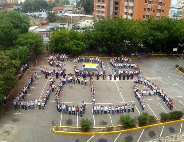 zarinav's tweet photo. Por mi @UCLAve #SOSUCLA #Unive @apuclagremio @AtauclaPresente #Estudiantes #SOUCLA (Fui parte de la S) http://t.co/AKKVzgzFpX