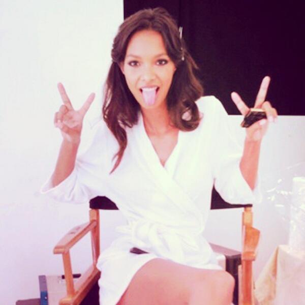 VictoriasSecret's tweet image. Recreate the VS moment! #PoseOff