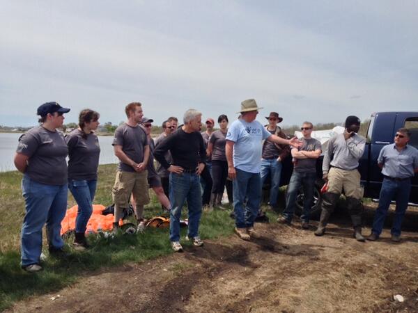 SenJackReed's tweet photo. Great working w/ @Serve_RI @AmeriCorpsNCCC Raven team 4 to help restore Winnepaug Pond. #SandyRI http://t.co/p2hrNUgqWc