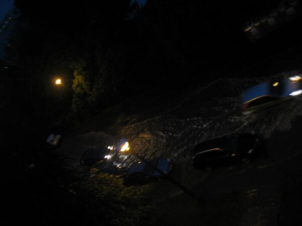 Eben noch eine Straße mit Gehweg jetzt schon Wasserweg mit Schiffverkehr #erfurt