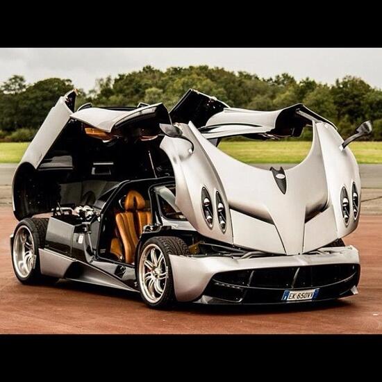 BeautifulCars_x's tweet photo. The Pagani Huayra trying to match bumblebees transforming skills- From "Transformers" http://t.co/Awk9mTXFPU