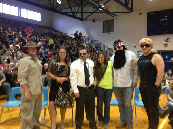 EMMA_LEE_PETERS's tweet image. #talentshow #springassembly #celebrities #snookie #willie #bountyhunter #paulblart #indianajones 😂😊👍👏😜😎 @WebbyLCHS