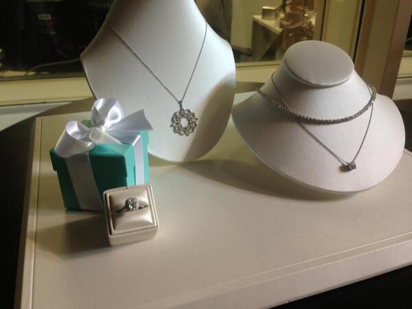 ksdknews's tweet photo. Luxury items including @TiffanyAndCo jewels on #Firstat4 & Prada handbag that you can win at 5pm. #Powerballwishlist http://t.co/VdFNGMjPQH