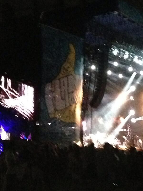 lor_eee's tweet image. I feel like I should've been VIP since I thnk we're neighbors@kingsofleon