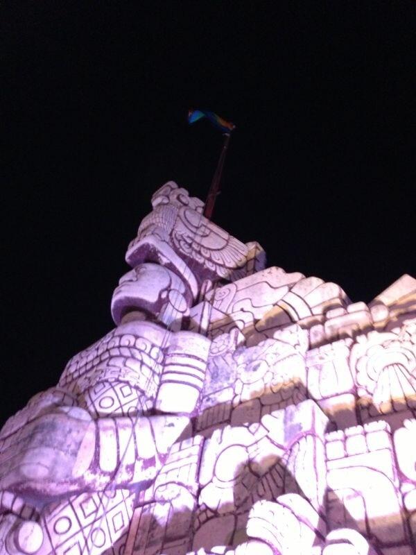 MPTY2012's tweet image. En el monumento a la patria hoy por un rato ondeó una bandera de arcoiris, en el día mundial vs la homofobia...