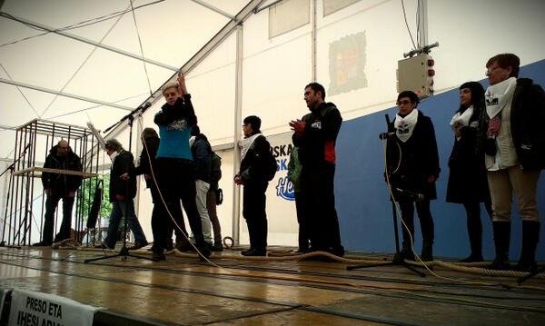 Presoen senideak oholtza gainean!! #M18herrira