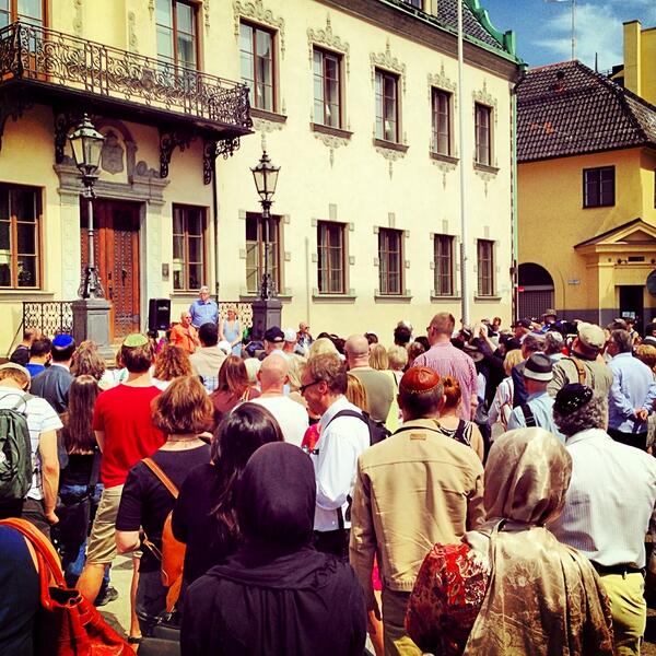 johanknorberg's tweet photo. Kippor, slöjor, kepsar och synthluggar mot hat och intolerans i Malmö i dag. #kippavandring http://t.co/JglX9Ke6rD