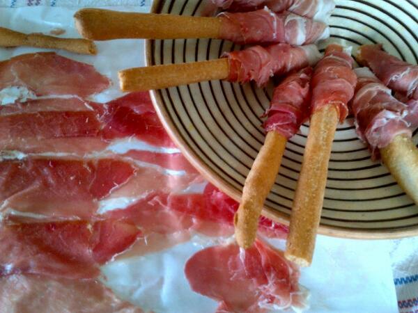 roetsster's tweet photo. My type of lollipop! Grissini w prosciutto #piedmonttojura  #visproe http://t.co/qj4ElpqUg1