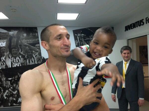 Asabob20's tweet photo. Beauty and the beast (Gorilla) @chiellini lool http://t.co/c73DQiCIfC