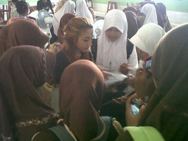 SobatGAS's tweet photo. Kk kk minta tanda tangannya dong :D wkwkwkwkkkkkk http://t.co/2ItklHqAu7
