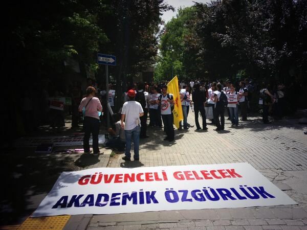 Hacettepe_A_P's tweet photo. Akademik özgürlük için toplanıyoruz #asistanlarsokakta @Hocama_Dokunma http://t.co/EennfqHN0t