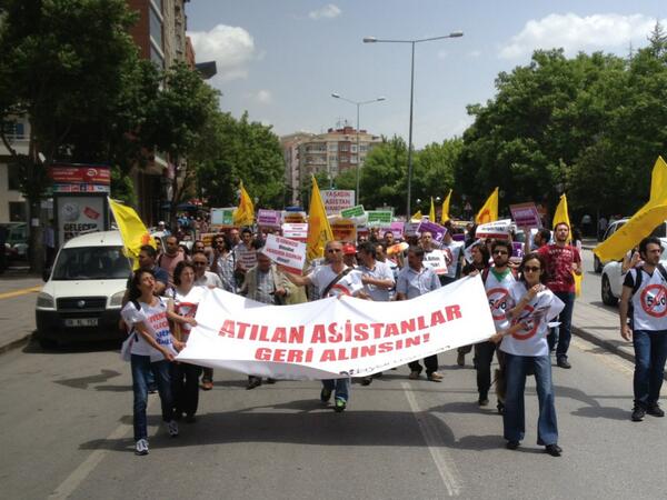 Hacettepe_A_P's tweet photo. Akademik özgürlük ve iş güvencesi için yürüyoruz #asistanlarsokakta @Hocama_Dokunma #asistanlarsokakta http://t.co/YxBzYLKeUb