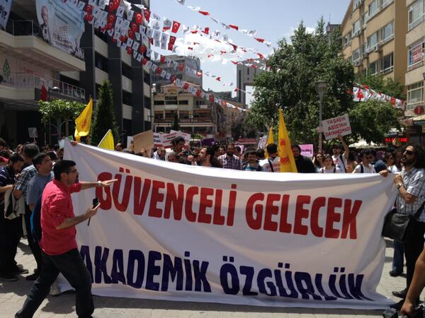 asistandayanis's tweet photo. Güvenceli gelecek, akademik özgürlük için #asistanlarsokakta @Hocama_Dokunma @Hacettepe_A_P http://t.co/CrNJxJmdCk