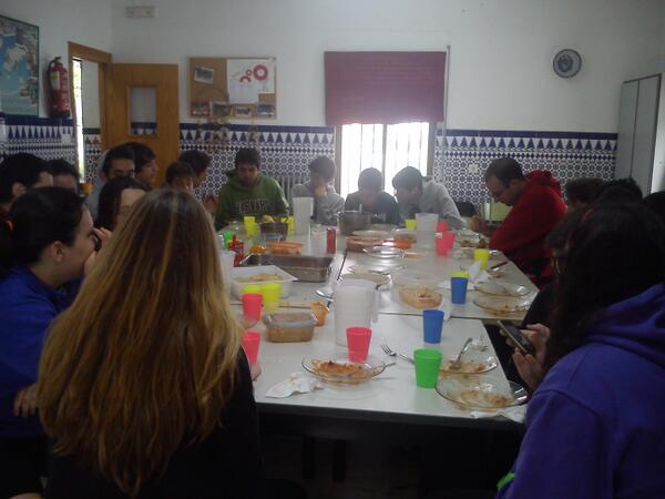 Avanti_gr's tweet photo. Comiendo en la convivencia con #cams2 @itkescolapiosgr http://t.co/PJ4IuCeC23
