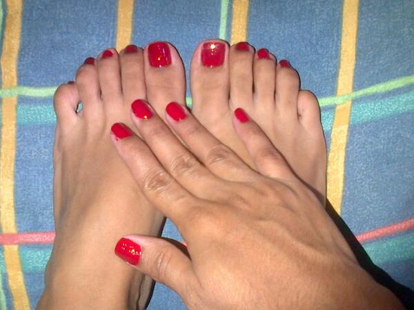 LibelulaCasada's tweet photo. Manito y mis piesitos =D http://t.co/yTEGczaEHS