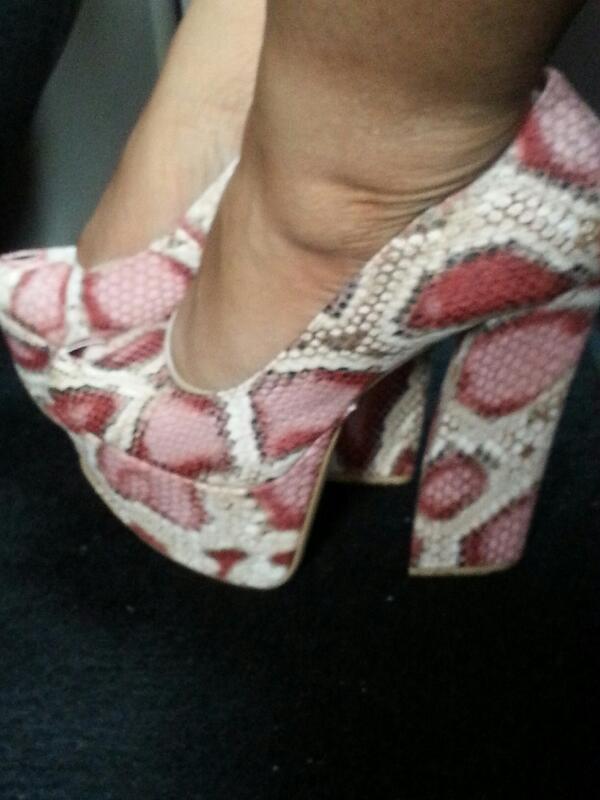 itsladytmil's tweet image. Standing tall this morning... #ShoeGame #FaveColor