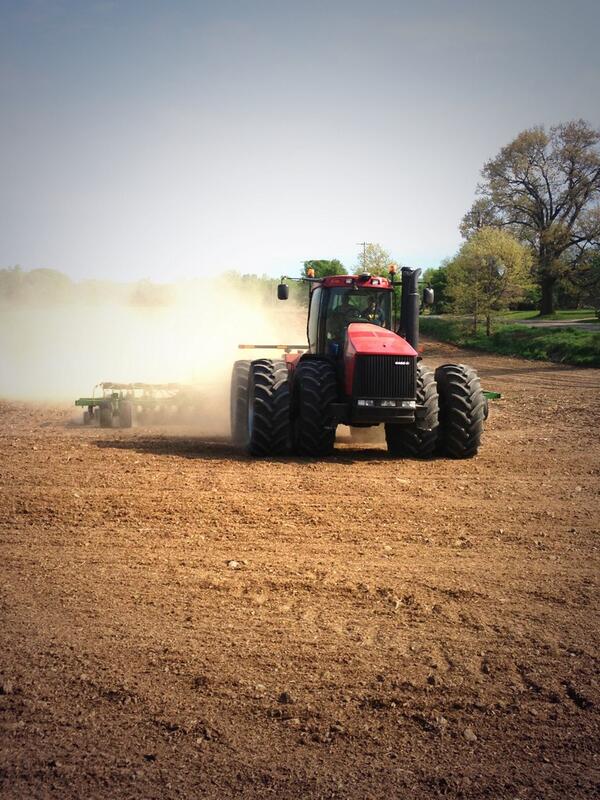 drew4955's tweet photo. @shitfarmkidssay @FarmPictures  @LifeOfaFarmer_ @FarmKidLife  #seedsaturday #soybeans #caseih http://t.co/zdLiUAnos8