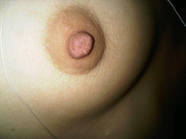 InakBatang's tweet photo. Tetek dah stim malam ni . Mari buat lovebite http://t.co/fydZjbieNu