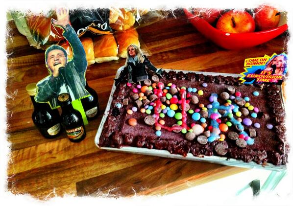 It's a cross-community #eurovision party.