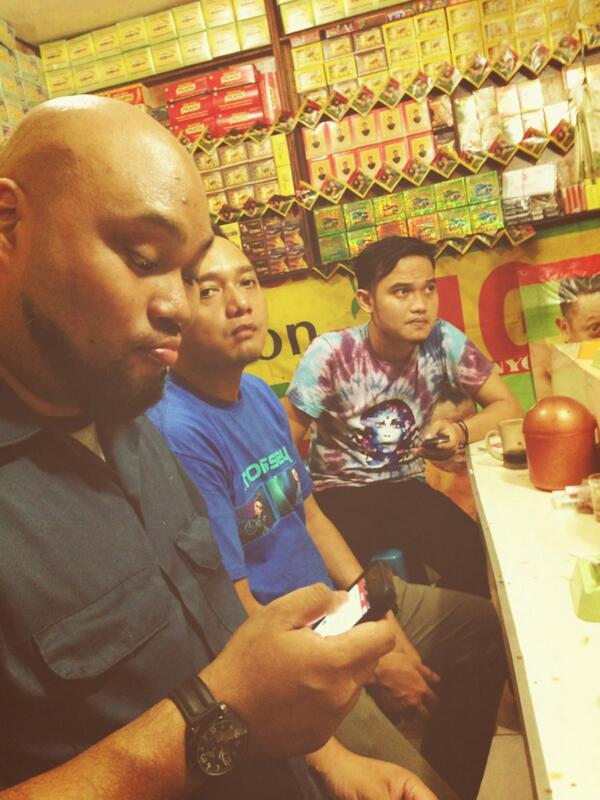 Pergilah kalian ke bar bar trendy d ibu kota... Kita cukup di sini! Hobahhhh!!! @warungjamuuda ,