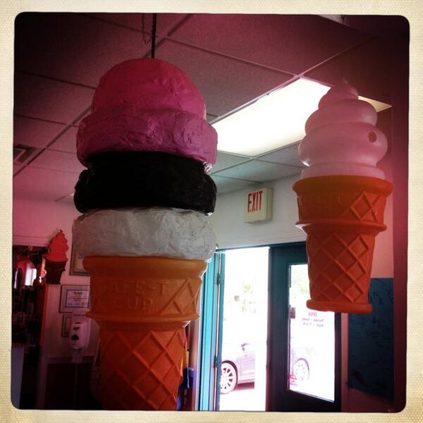 higgy1922's tweet image. Krista K's the best place to get ice cream on #CapeCod #guidebookcapecod #Hipstamatic #LuciferVI #Inas1969