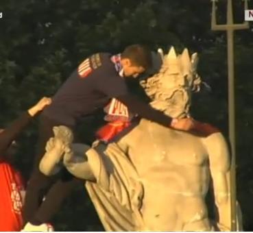 Neptuno ya luce la bandera del Atlético de Madrid (foto)