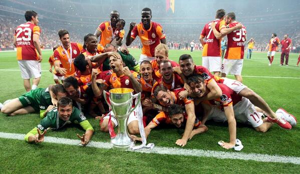 trtspor's tweet photo. Şampiyon Galatasaray'ın kupa pozu: http://t.co/FMMkLaruXv
