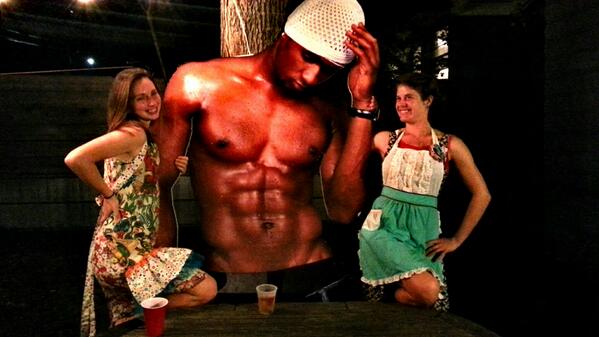 UshersAbs's tweet photo. Lovely aprons, ladies, but they don't show these abs http://t.co/9OzlthZzO5