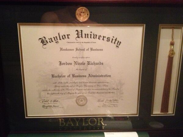 Richards_III's tweet photo. She graduated!!! So proud of @Jrichards53 http://t.co/ZlIwxAS7FA
