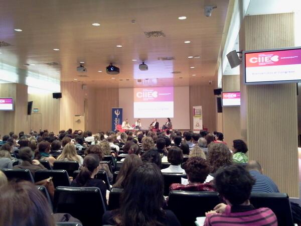 GanasdeVivir's tweet photo. Rueda de preguntas @CIIEB_Zaragoza Momento especial http://t.co/XkiqjJjv61