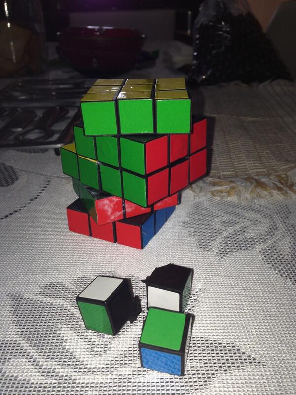 CarlaQCastro's tweet photo. Um novo cubo magico ! http://t.co/zEAoWBSmr4