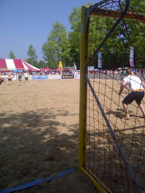 beachsoccerrooi's tweet photo. Fantastisch schot van @luuk165 in de laatste minuut brengt Hout op Zand langs Bruine Ster Belgrado #bsrooi http://t.co/avvqX8nRbA