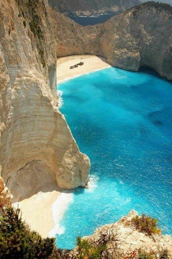 conirossi's tweet photo. “@ThatsEarth: Navagio Beach, Greece. http://t.co/wzJjy5zegr”@min_abella q esperamos
