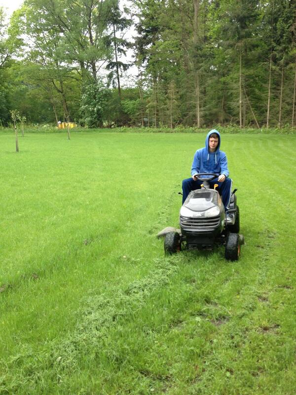Pinksteren #vrijwilliger (zoon) Allard maait de #moestuin!