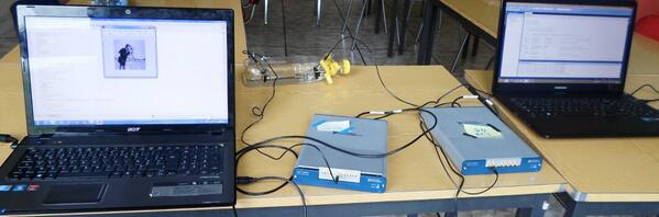 XHapto's tweet photo. La première version du prototype #XHapto, où nous avons effectué une transmission à travers une solution saline. http://t.co/i4fg8EKXnW