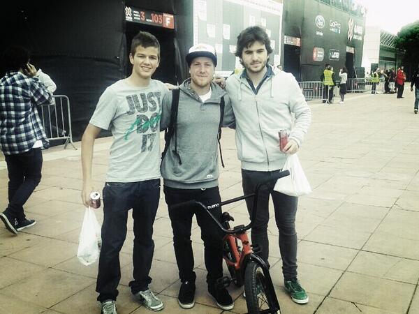 ulaulapinga's tweet photo. With the real boss! @ledekaso @SergioLayos http://t.co/gIBNXzfdsi