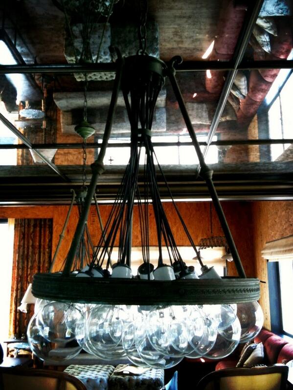 BelliniEvents1's tweet image. Working a photography workshop today...lovin the styling of
this loft!! #venicebeach #abbotkinney