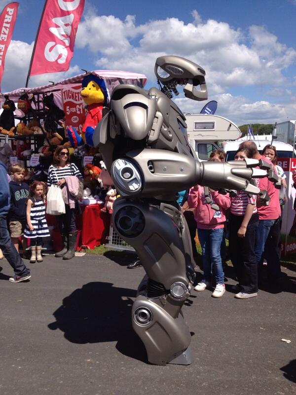 telmccann1's tweet image. @swanseajack8 one dancing robot that had just got off the back of motorbike #devonshow
