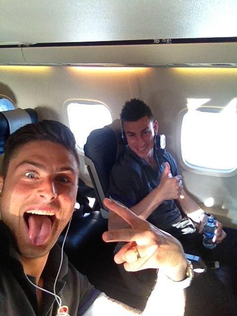 _OlivierGiroud_'s tweet photo. With amazing Lolo in the plane !! http://t.co/Kldn5pXUnx