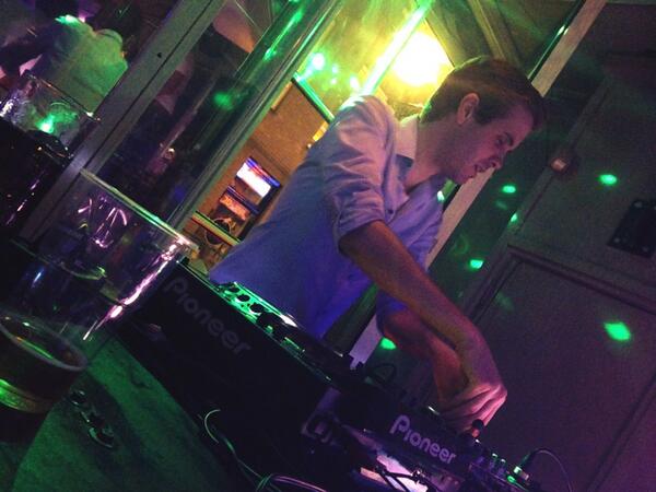 DeResidentie_'s tweet image. @SoulStatement is los in combinatie met @saxophonic01 die de residentie ondersteund met een heer-lijk Jazzie sound!